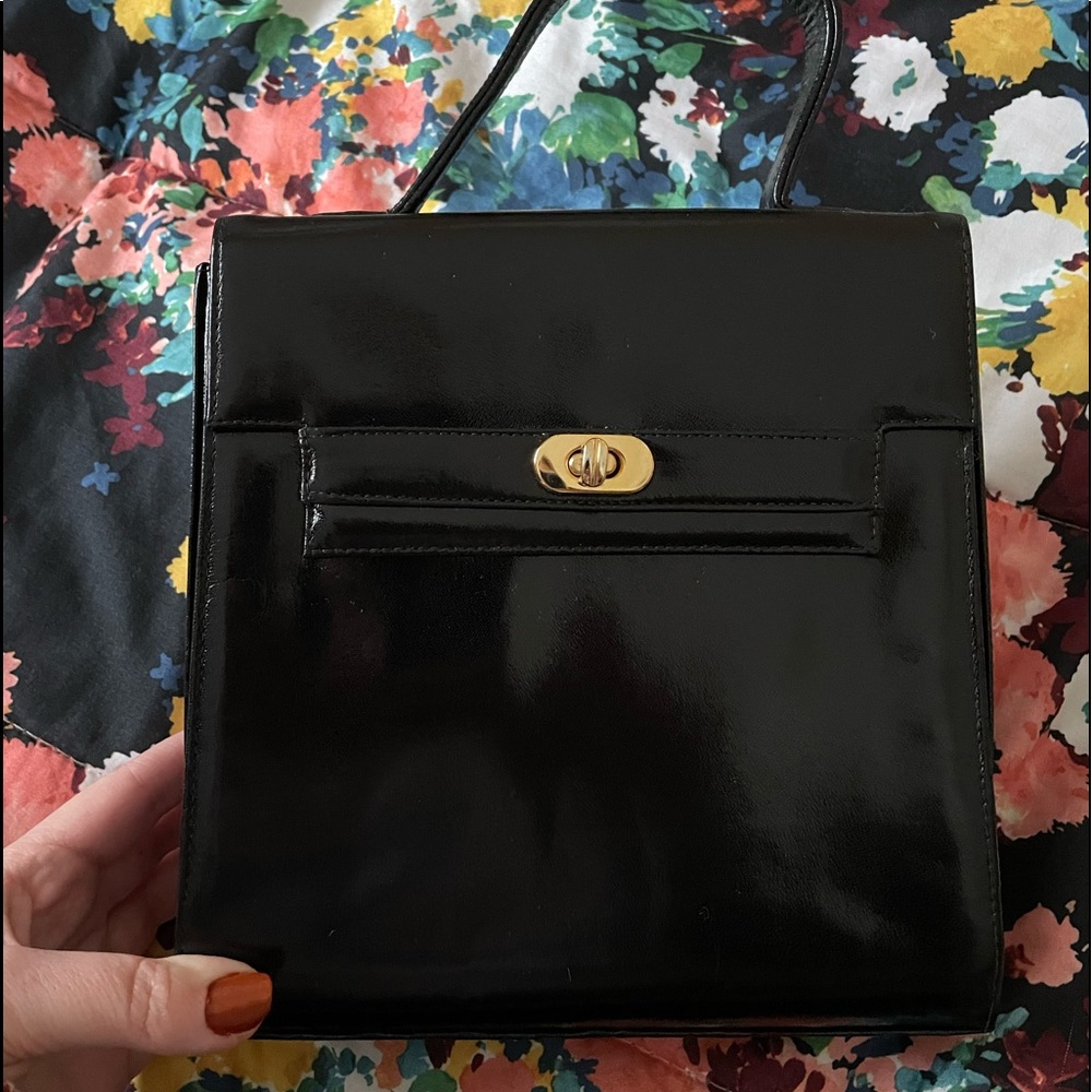 Classy patent leather purse with detachable strap